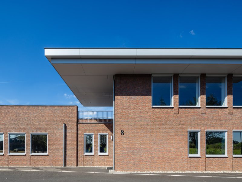 Nieuwbouw kantoor bij kascomplex in Esch